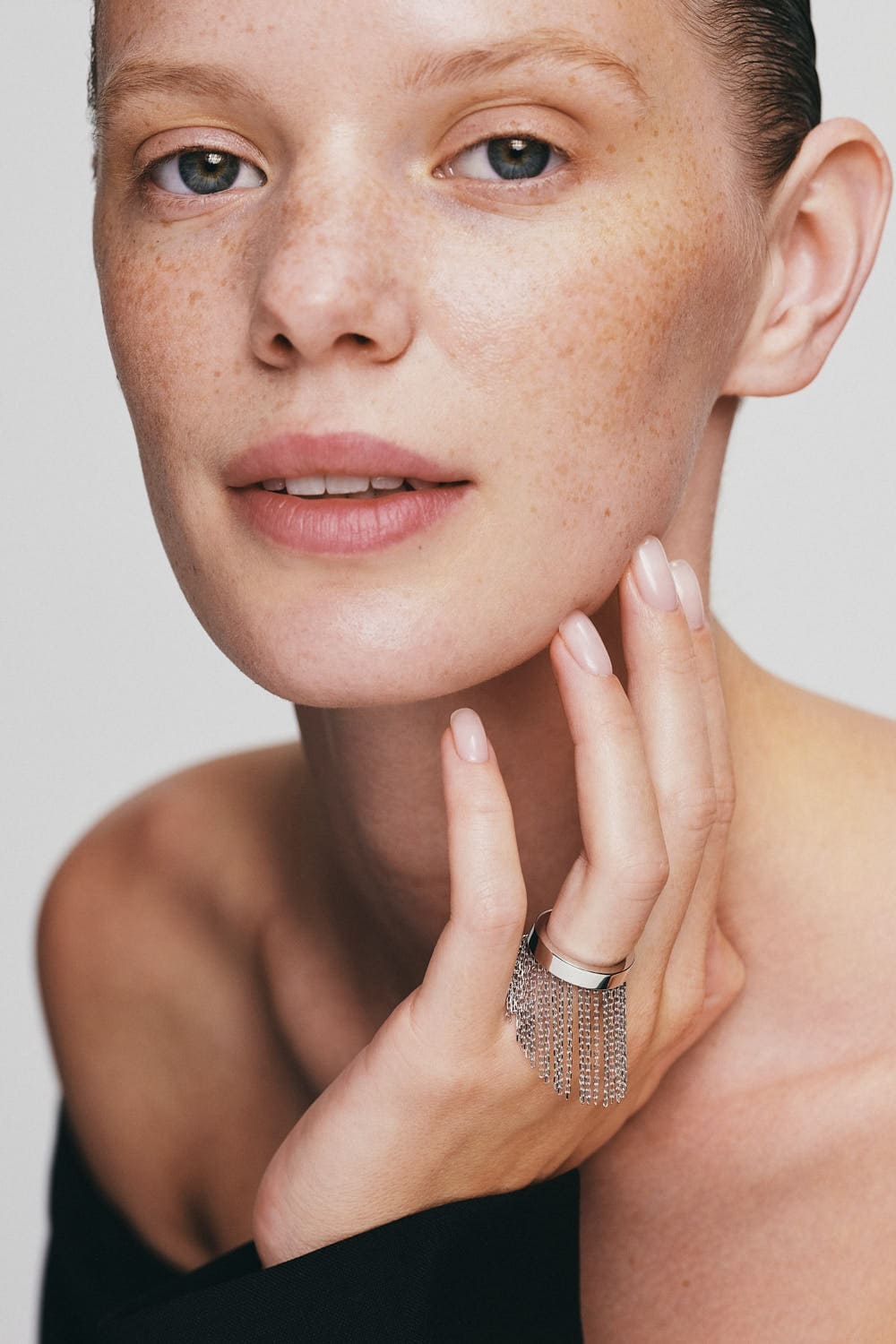 Rings Short Chainfall Ring, white gold with luxury craftsmanship from Guzema