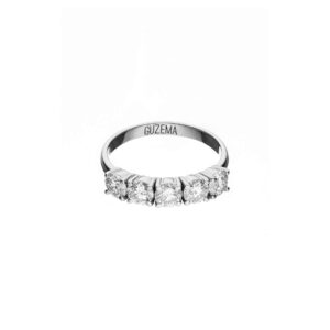 Diamond ring with exquisite details