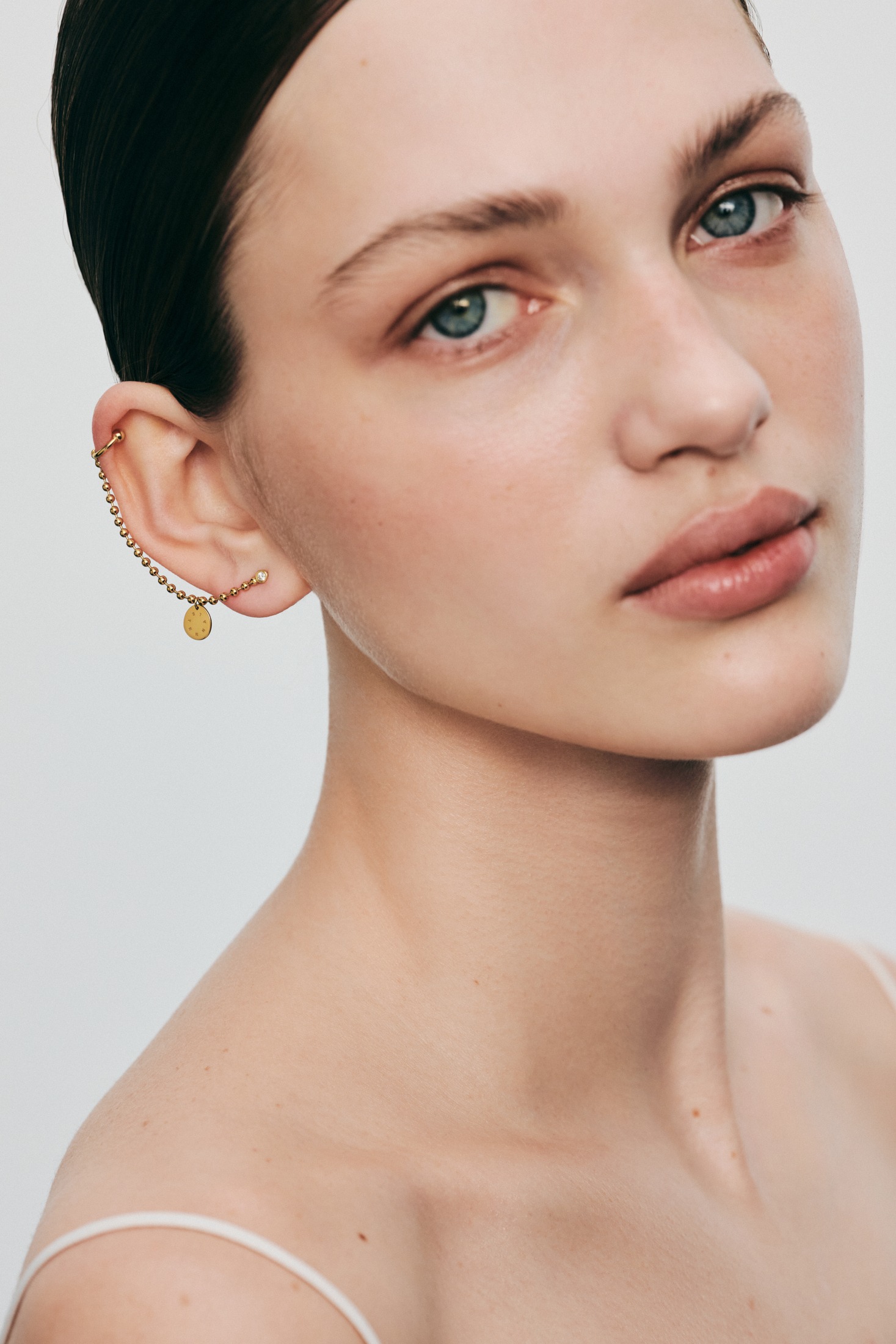 Earrings Solo Diamond Eternal Cuff-Earring, yellow gold with timeless design by Guzema