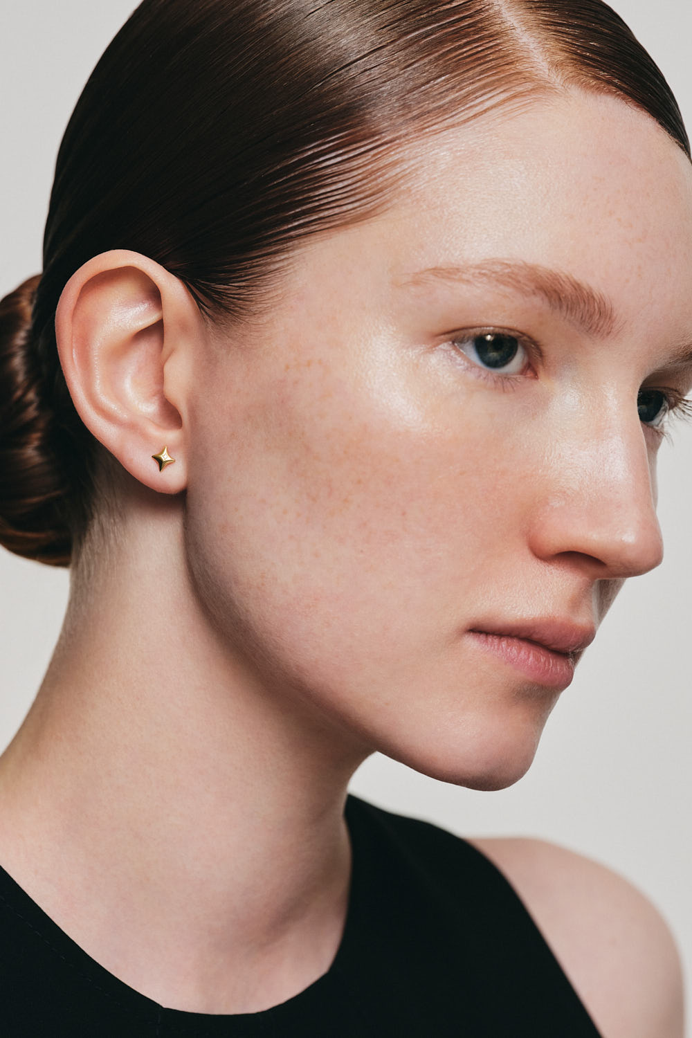 Earrings Halo Star Stud Earrings, diamonds, yellow gold with timeless design by Guzema