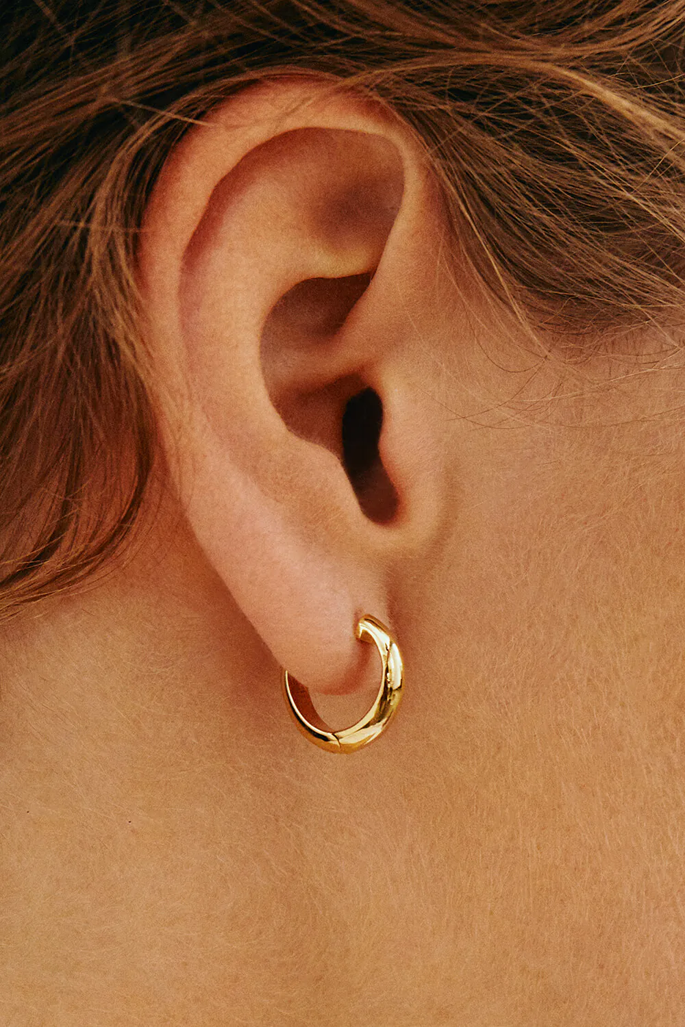 Earrings Mid Hug Hoops, yellow gold with timeless design by Guzema