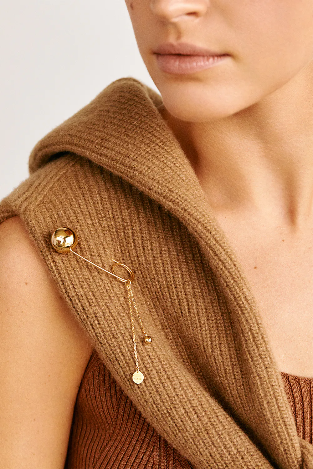 Brooches Bold pin, yellow gold for personalized elegance