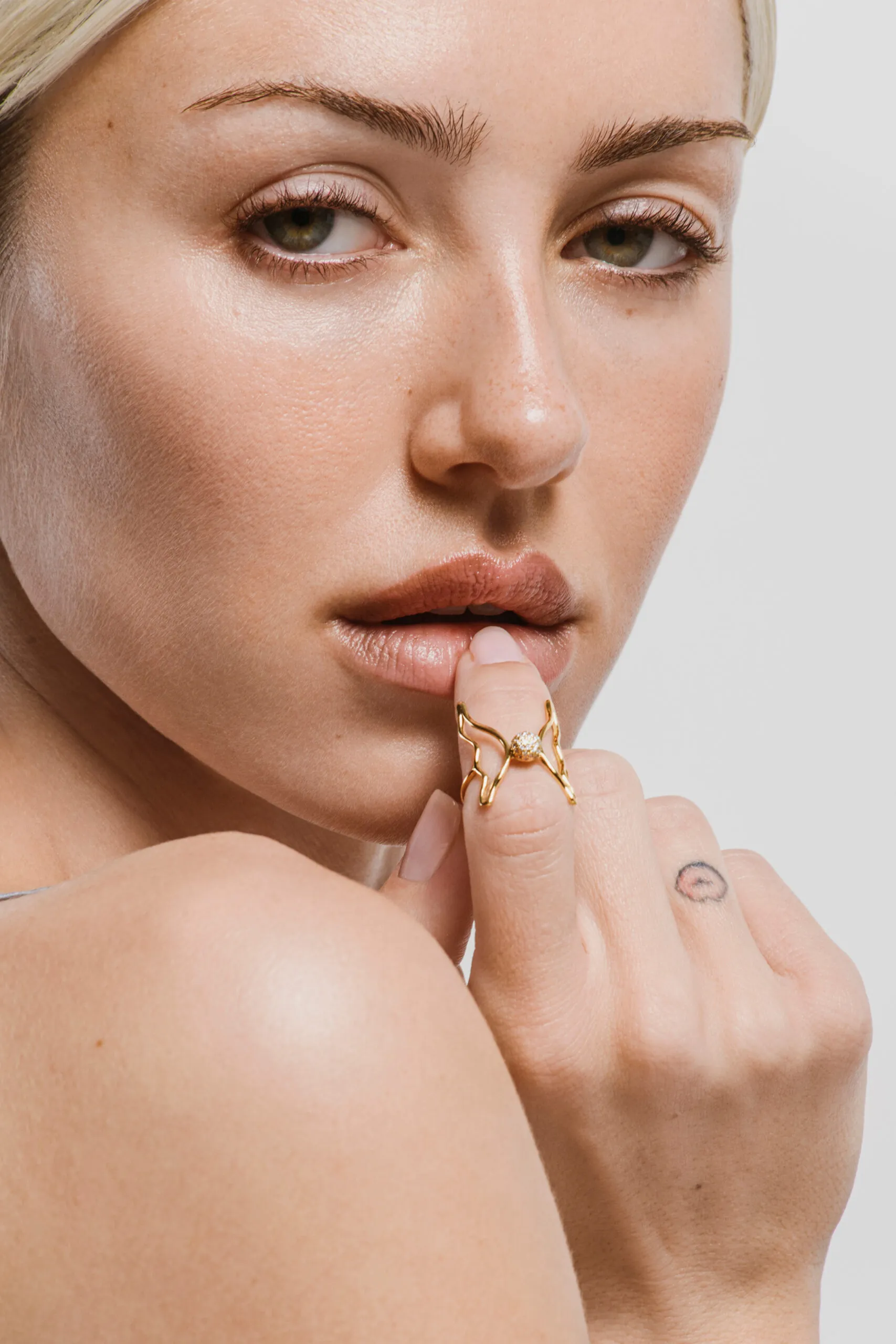 Rings Butterfly Ring, diamonds, yellow gold with luxury craftsmanship from Guzema