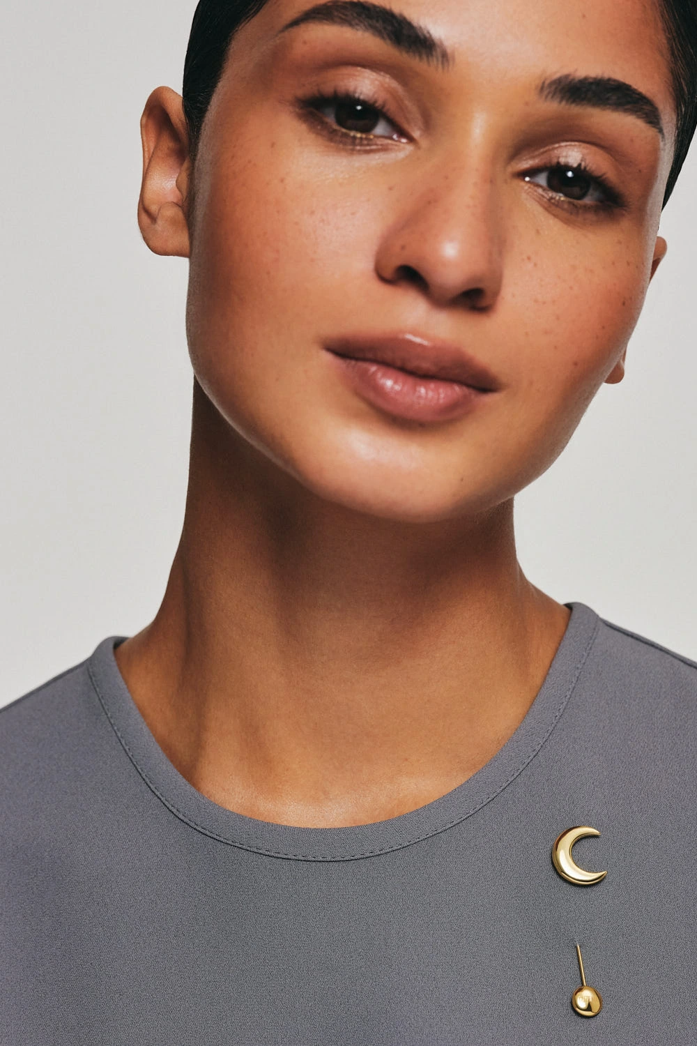 Brooches Moon Brooch, yellow gold for a sophisticated look