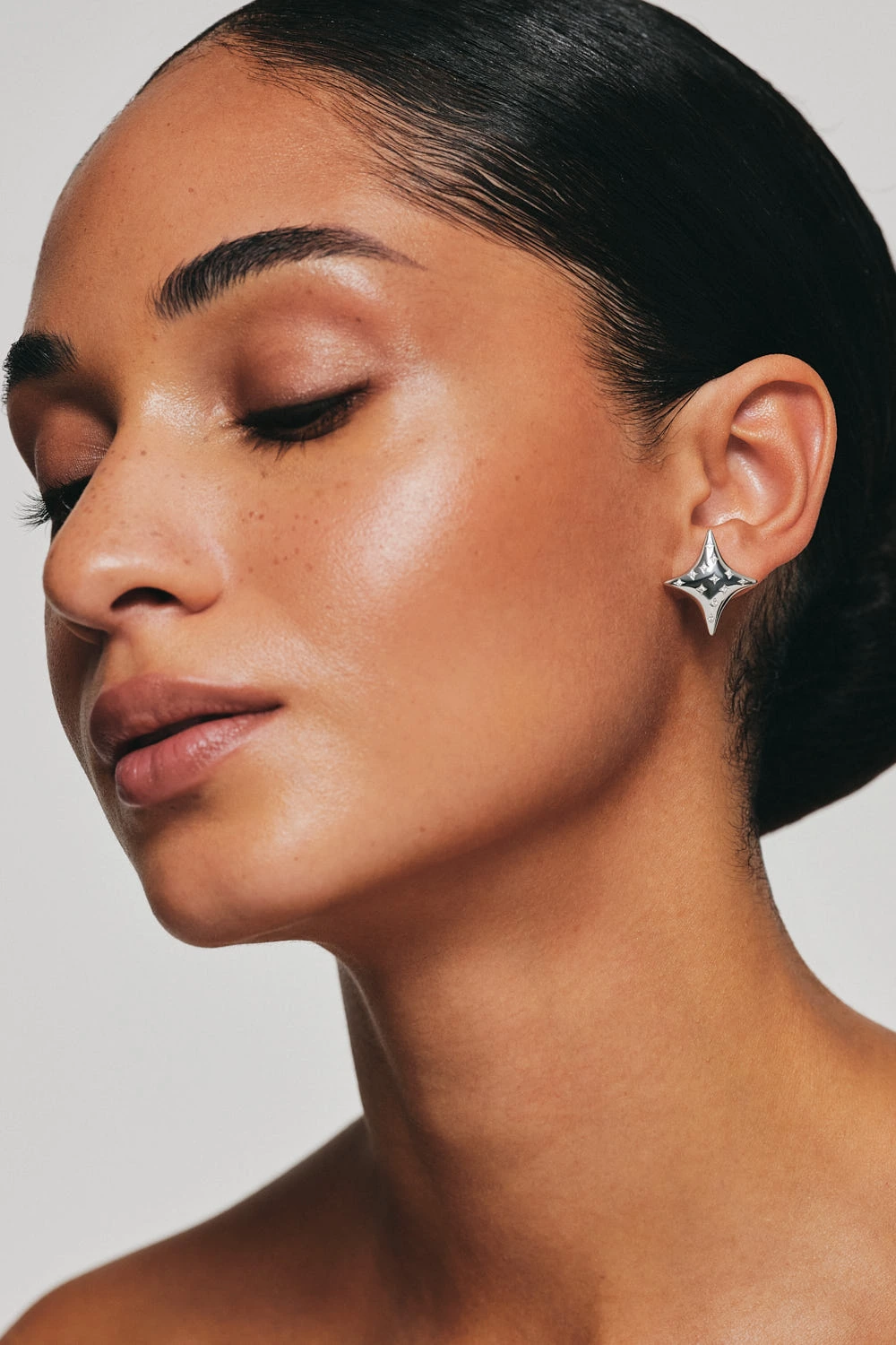 Earrings Cluster Star Stud Earrings, diamonds, white gold with timeless design by Guzema