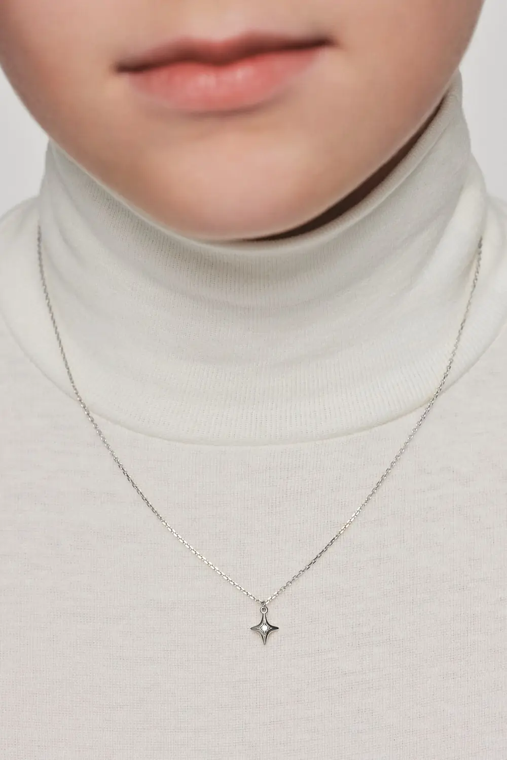 Necklaces Mini Star Pendant, diamonds, white gold with fast delivery from Guzema